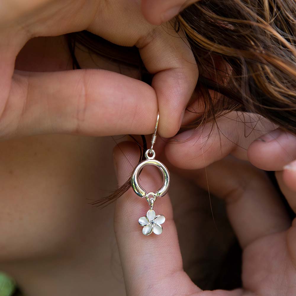 Boucles d'oreilles Plumeria pendantes en cercle