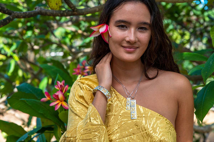 Two-Tone Gold Flower Quilt Jewelry Set with Pendants and Bangle