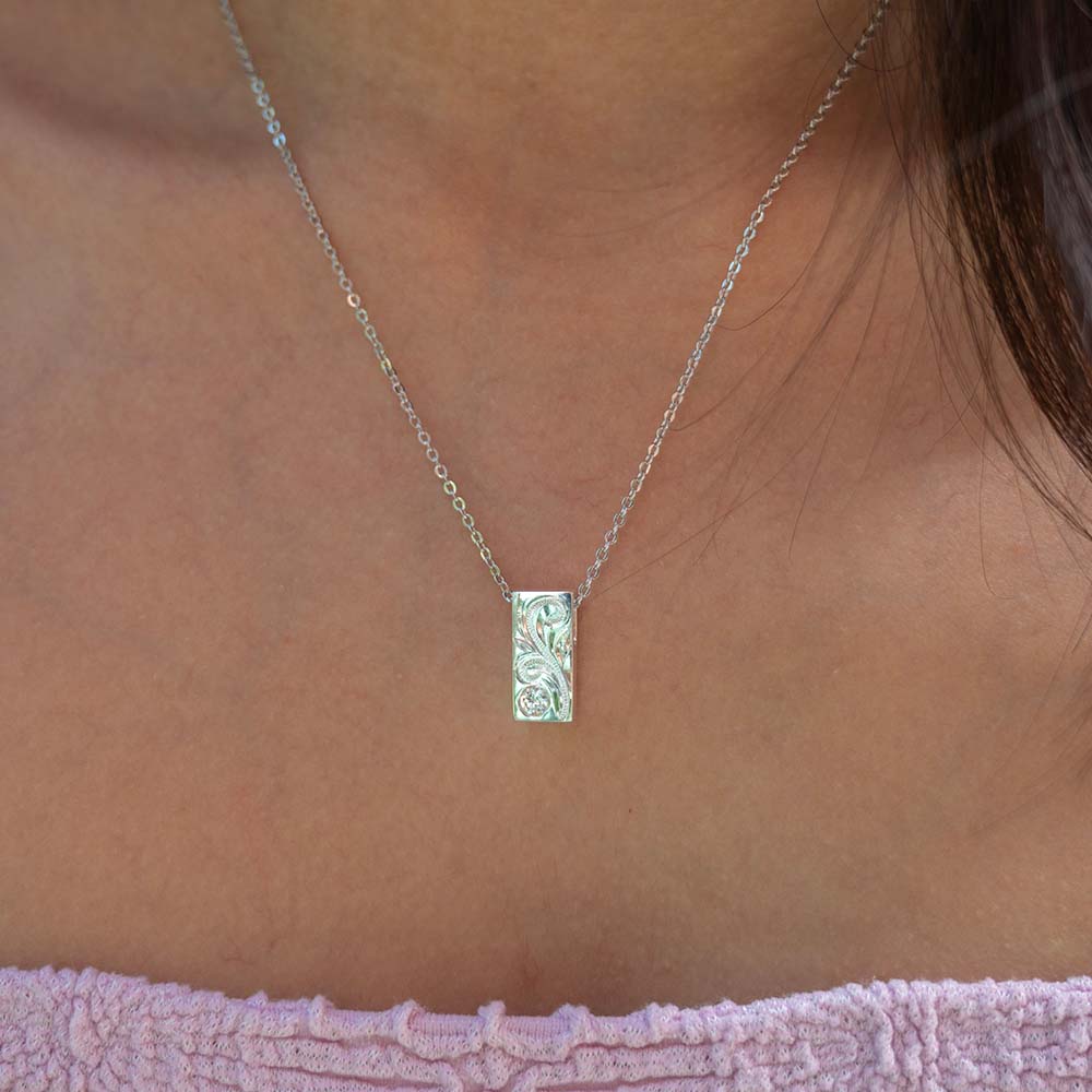 Pendentif barre de pierres précieuses cachées