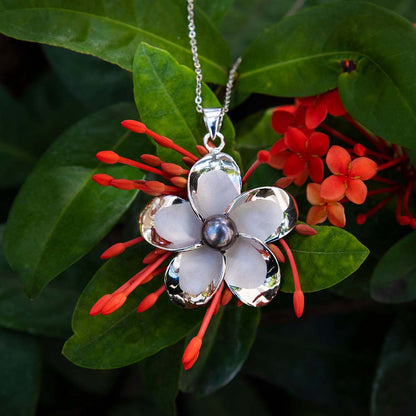 Pendentif Plumeria Perle