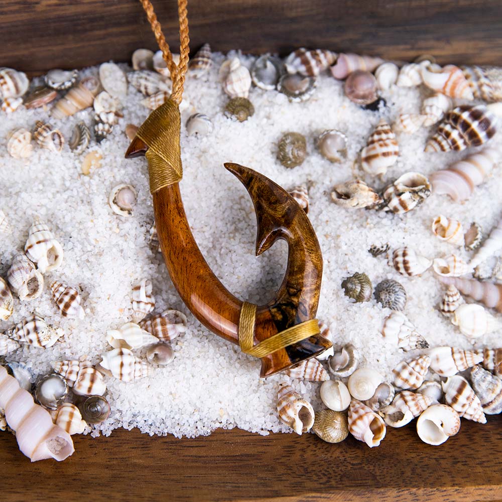 Collier hameçon en bois hawaïen