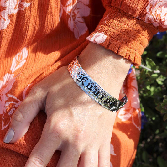 Sterling silver bangle with the plumeria motif, engraved with the word "Kuipo"The picture shows a 12 mm sterling silver Hawaiian engraved smooth bangle featuring the Hawaiian word ku'uipo.