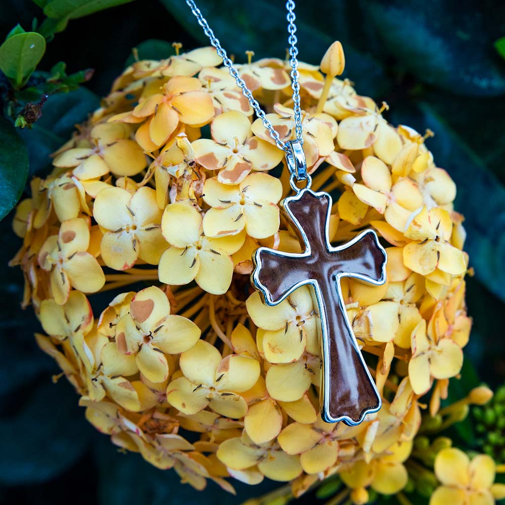 Pendentif croix sanctifiée en bois de Koa