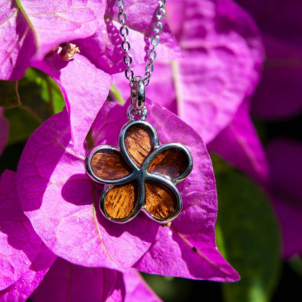 Pendentif Plumeria en bois de Koa