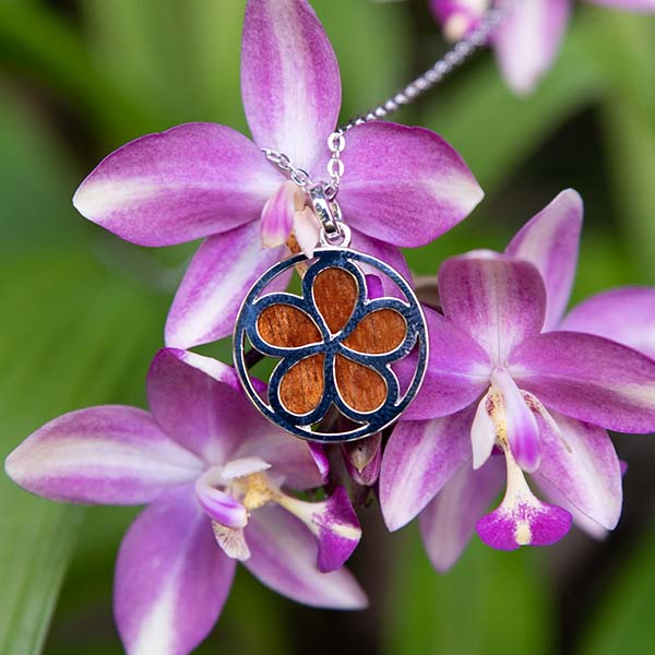 Médaillon Plumeria en bois de Koa
