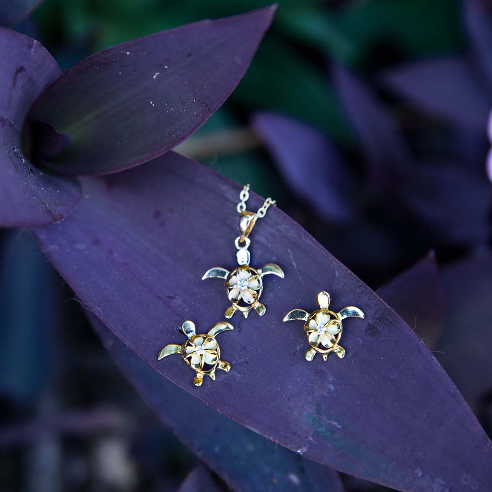 Boucles d'oreilles à tige en forme de tortue de mer en fleurs