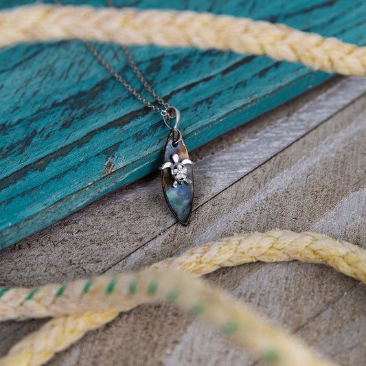 Pendentif planche de surf en nacre